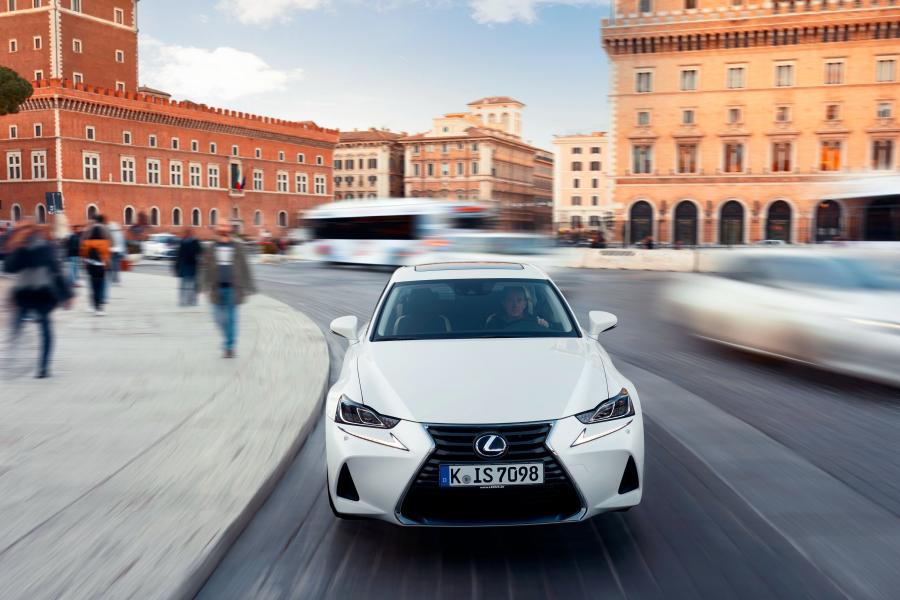  Lexus IS300h 2016 года  (WW) (фото 20 из 28)